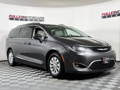 Granite Crystal Clearcoat Metallic 2018 Chrysler Pacifica Touring-L