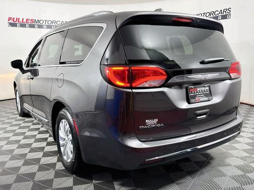 Granite Crystal Clearcoat Metallic 2018 Chrysler Pacifica Touring-L