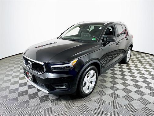 2021 Volvo XC40 T5 Momentum