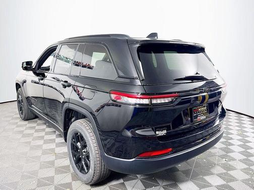 Diamond 2025 Jeep Grand Cherokee Laredo
