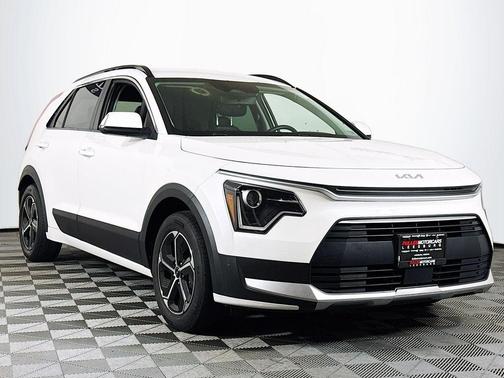 Snow White Pearl 2023 Kia Niro EX