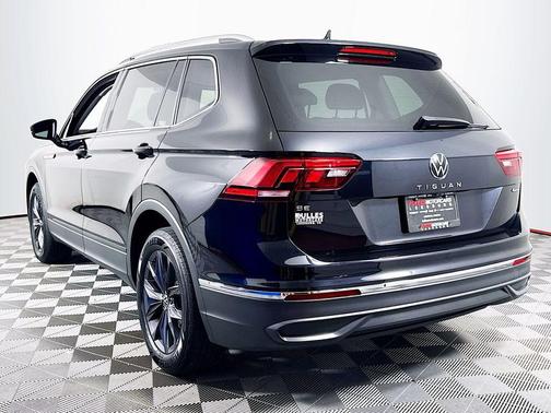 Deep Black Pearl Effect 2022 Volkswagen Tiguan 2.0T SE