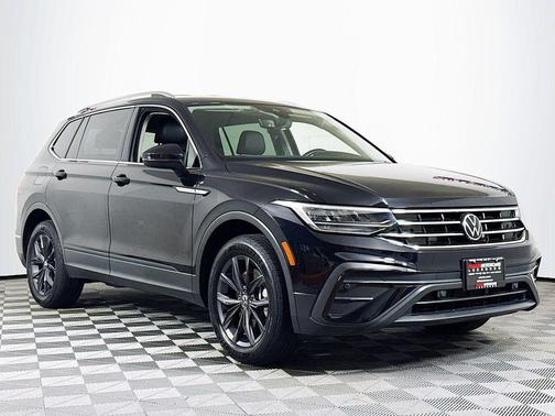 Deep Black Pearl Effect 2022 Volkswagen Tiguan 2.0T SE