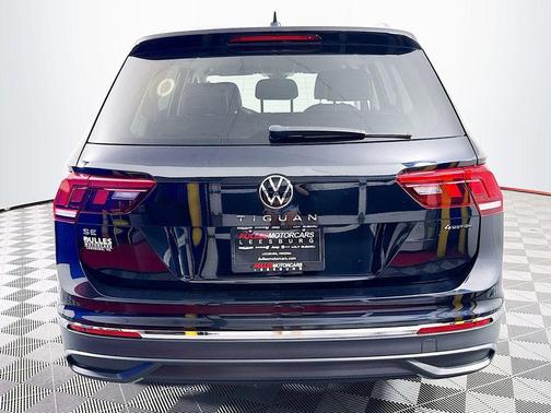 Deep Black Pearl Effect 2022 Volkswagen Tiguan 2.0T SE