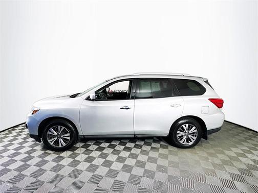 2017 Nissan Pathfinder SV