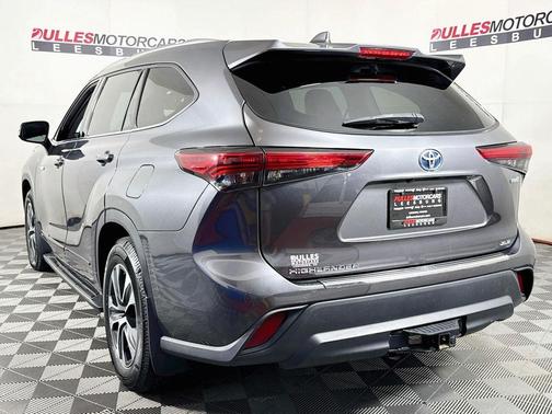 Magnetic Gray Metallic 2021 Toyota Highlander Hybrid XLE