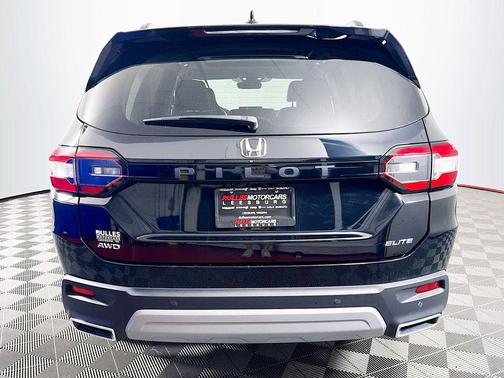 Crystal Black Pearl 2023 Honda Pilot Elite