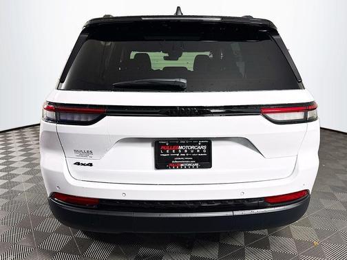 Bright White Clearcoat 2025 Jeep Grand Cherokee Limited