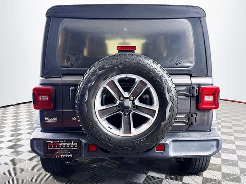 Crystal Metallic 2018 Jeep Wrangler Unlimited Sahara