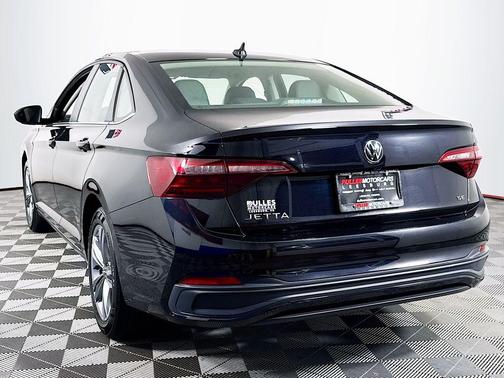 Deep Black Pearl Effect 2024 Volkswagen Jetta 1.5T SE