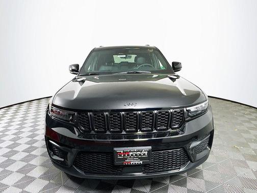 Diamond Black 2025 Jeep Grand Cherokee Laredo