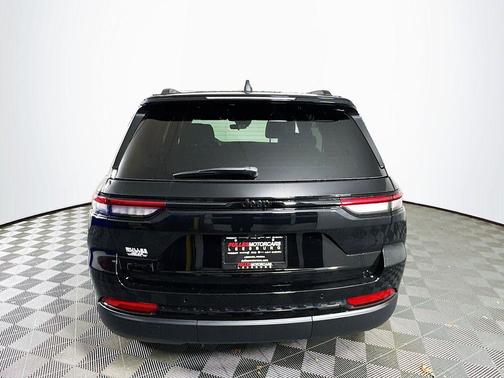 Diamond Black 2025 Jeep Grand Cherokee Laredo