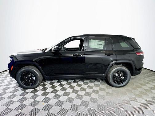 Diamond Black 2025 Jeep Grand Cherokee Laredo