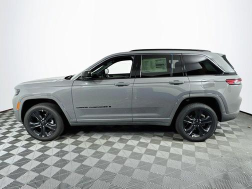 Gray 2027 Jeep Grand Cherokee Limited 4x2