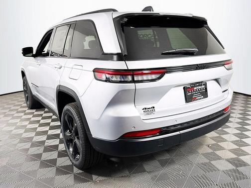 Silver Zynith 2025 Jeep Grand Cherokee Limited