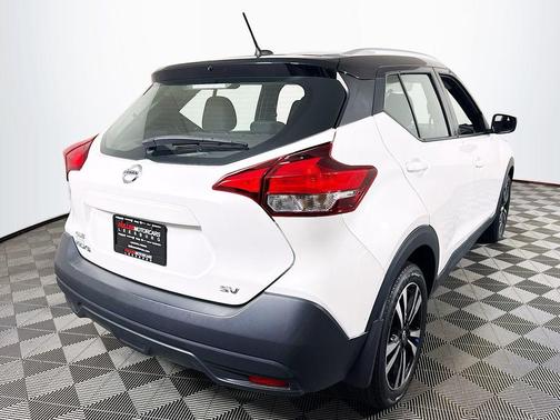 Aspen White / Super Black 2018 Nissan Kicks SV