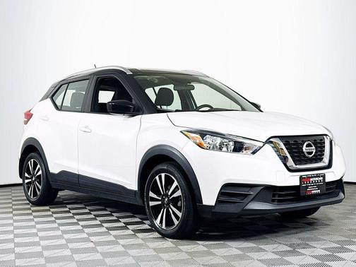 Aspen White / Super Black 2018 Nissan Kicks SV