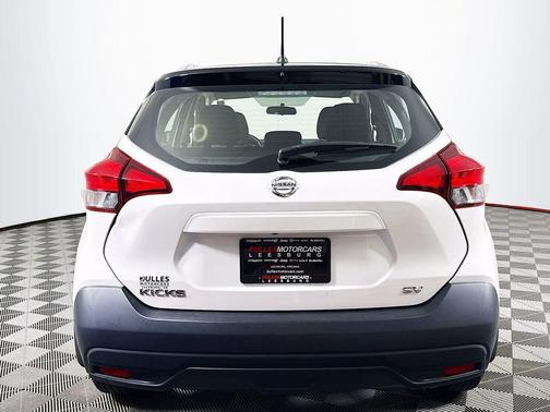 Aspen White / Super Black 2018 Nissan Kicks SV