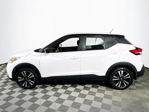 Aspen White / Super Black 2018 Nissan Kicks SV