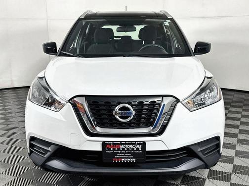 Aspen White / Super Black 2018 Nissan Kicks SV
