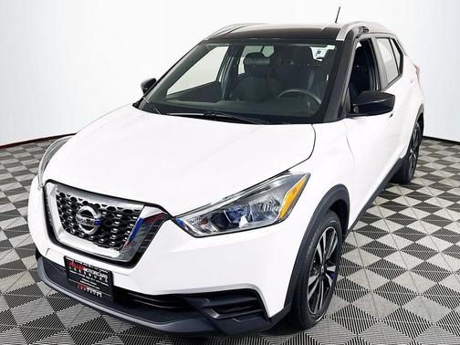 Aspen White / Super Black 2018 Nissan Kicks SV