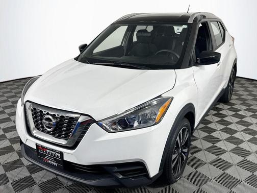 Aspen White / Super Black 2018 Nissan Kicks SV