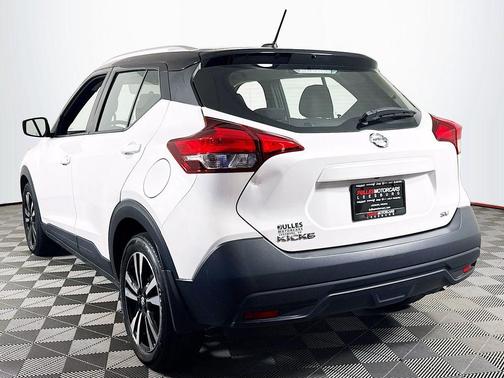 Aspen White / Super Black 2018 Nissan Kicks SV