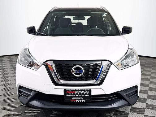 Aspen White / Super Black 2018 Nissan Kicks SV