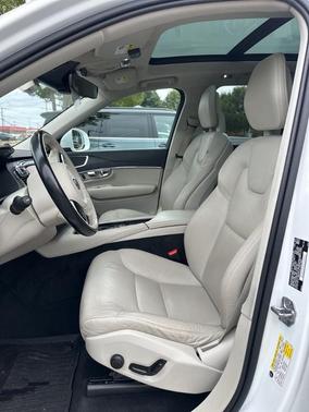 2020 Volvo XC90 T6 Momentum 7 Passenger
