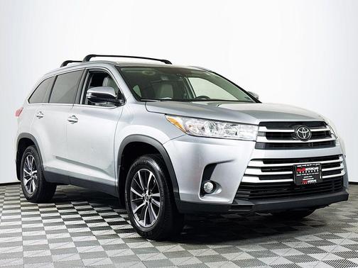 Celestial Silver Metallic 2019 Toyota Highlander XLE