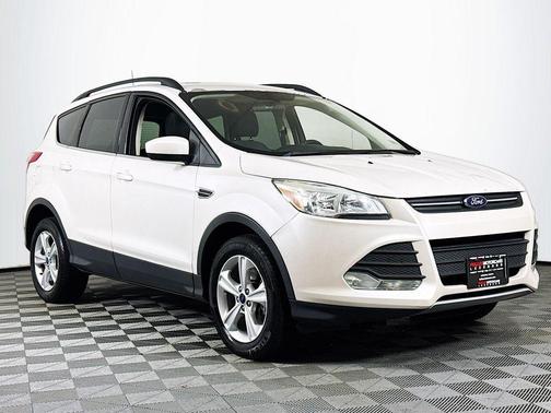 White Platinum Tri-Coat Metallic 2016 Ford Escape SE