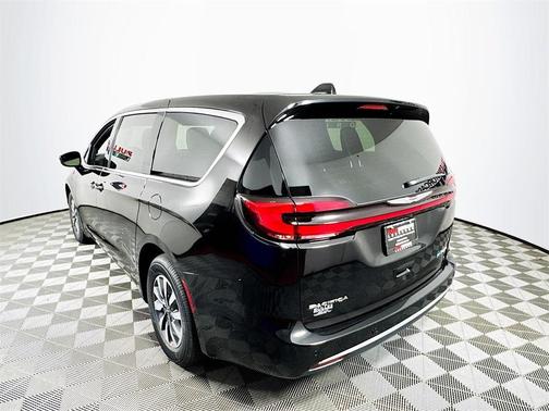 2025 Chrysler Pacifica Hybrid Select