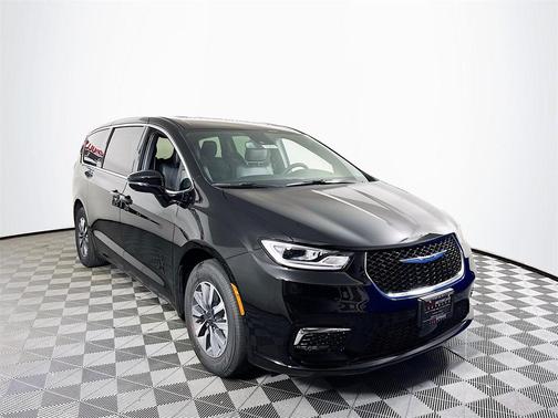 2025 Chrysler Pacifica Hybrid Select