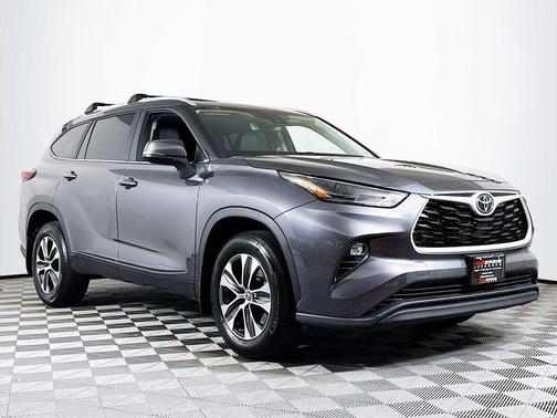 Magnetic Gray Metallic 2023 Toyota Highlander L