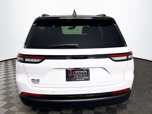 Bright White Clearcoat 2025 Jeep Grand Cherokee Limited