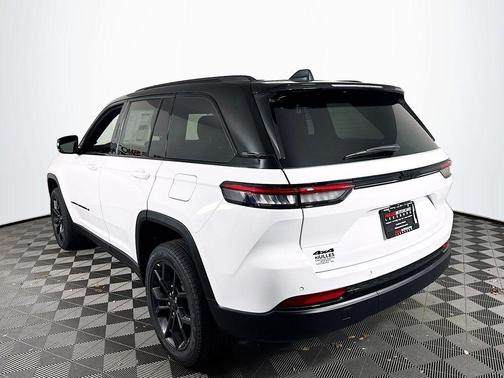 Bright White Clearcoat 2025 Jeep Grand Cherokee Limited