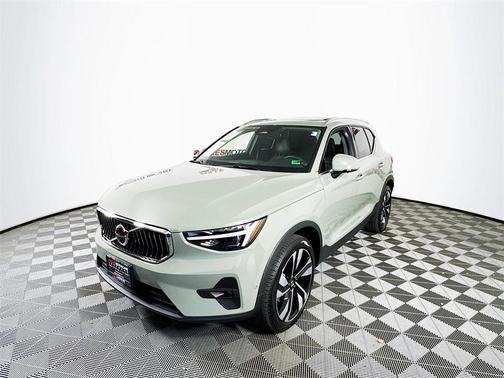 2025 Volvo XC40 B5 Ultra Bright Theme