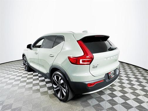 2025 Volvo XC40 B5 Ultra Bright Theme