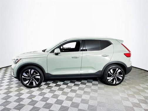 2025 Volvo XC40 B5 Ultra Bright Theme