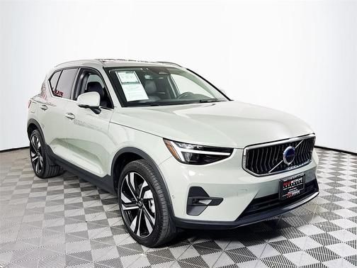 2025 Volvo XC40 B5 Ultra Bright Theme