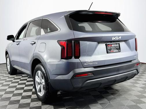 Everlasting Silver 2023 Kia Sorento LX
