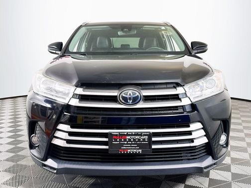 Midnight Black Metallic 2019 Toyota Highlander XLE
