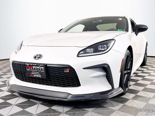 Halo 2023 Toyota GR86 Premium