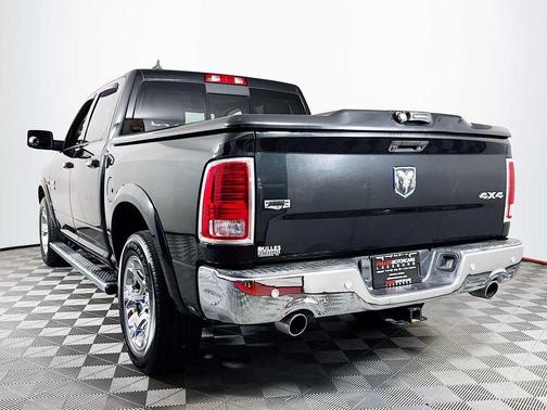 Brilliant Black Crystal Pearlcoat 2018 RAM 1500 Laramie