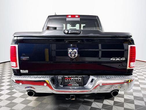 Brilliant Black Crystal Pearlcoat 2018 RAM 1500 Laramie