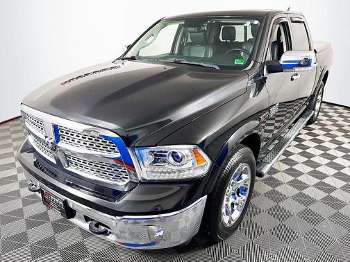 Brilliant Black Crystal Pearlcoat 2018 RAM 1500 Laramie