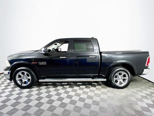 Brilliant Black Crystal Pearlcoat 2018 RAM 1500 Laramie