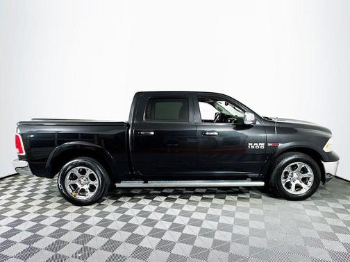 Brilliant Black Crystal Pearlcoat 2018 RAM 1500 Laramie
