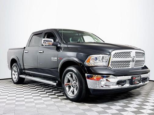 Brilliant Black Crystal Pearlcoat 2018 RAM 1500 Laramie