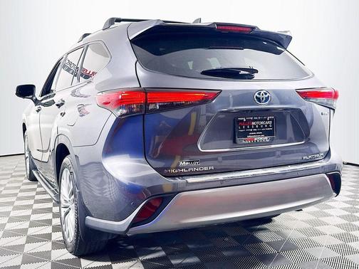 Magnetic Gray Metallic 2023 Toyota Highlander Hybrid Platinum